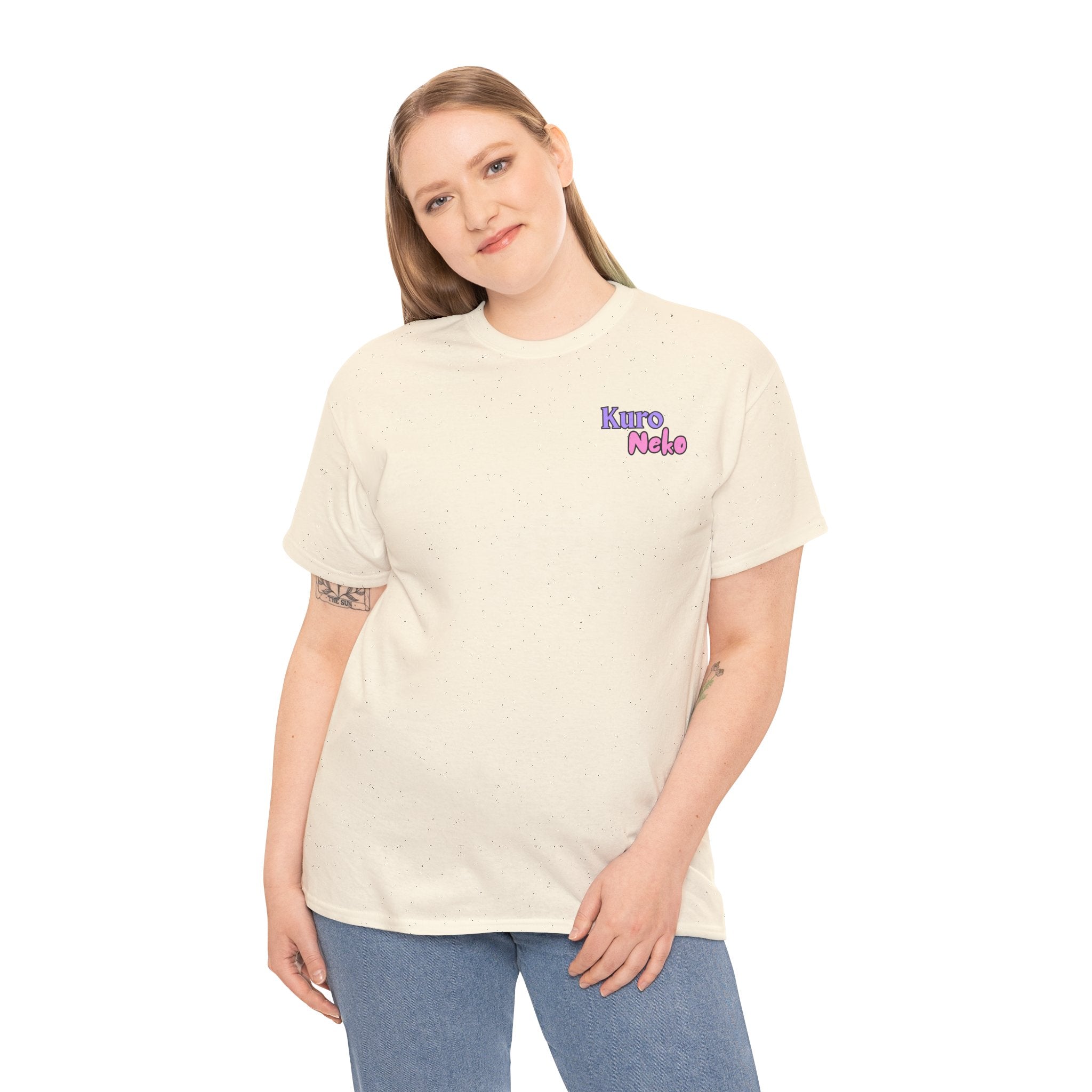 Femme portant un T-shirt beige avec le logo 'Kuro Neko' sur la poitrine, parfait pour les fans de manga et d'anime.