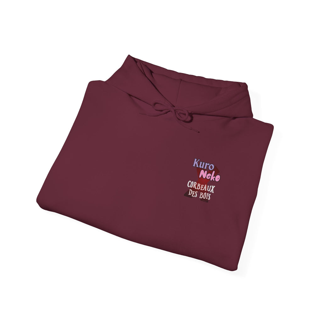 Sweat à Capuche Anime YORU de couleur bordeaux avec inscription Kuro Neko et corbeaux des bois.