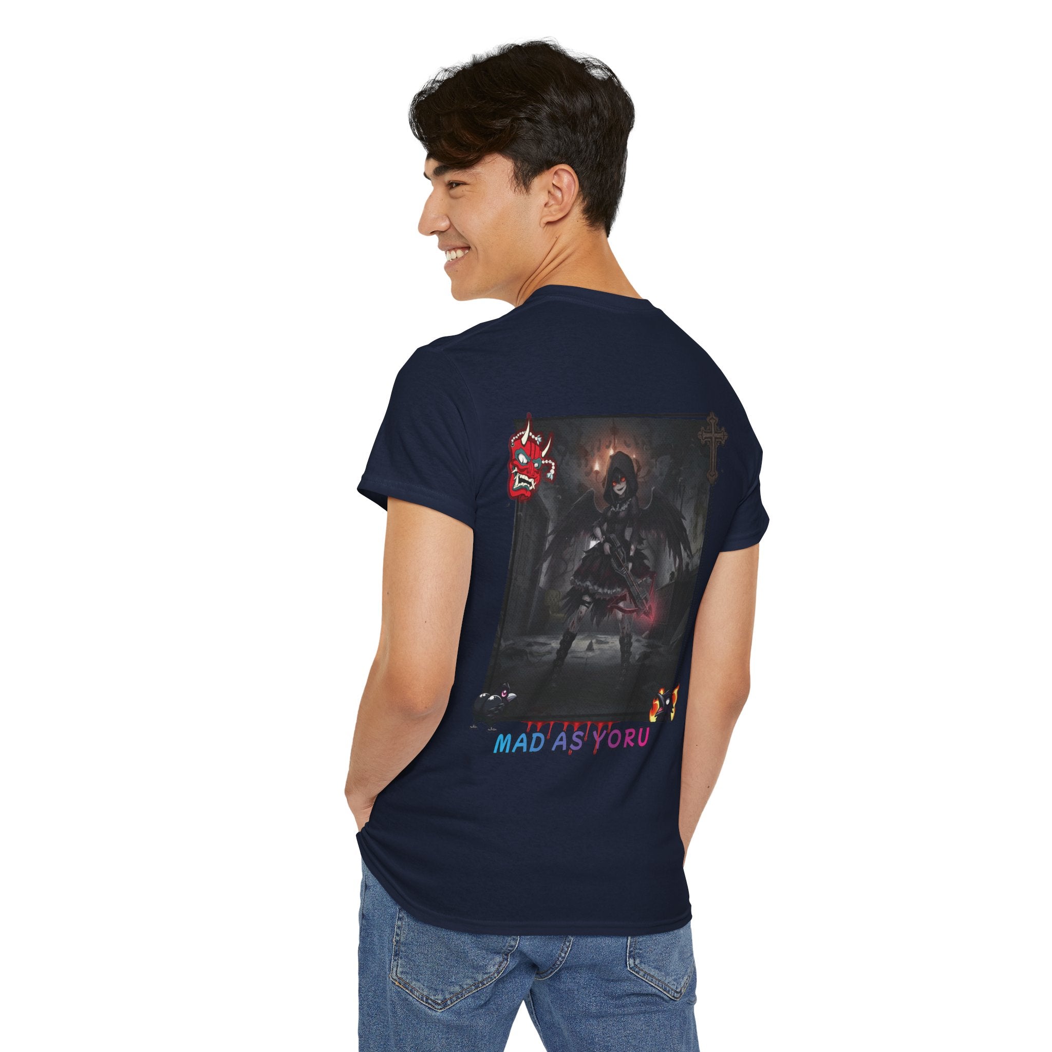 T-shirt Anime YORU avec design de chasseuse de démons, vue arrière sur un modèle souriant.