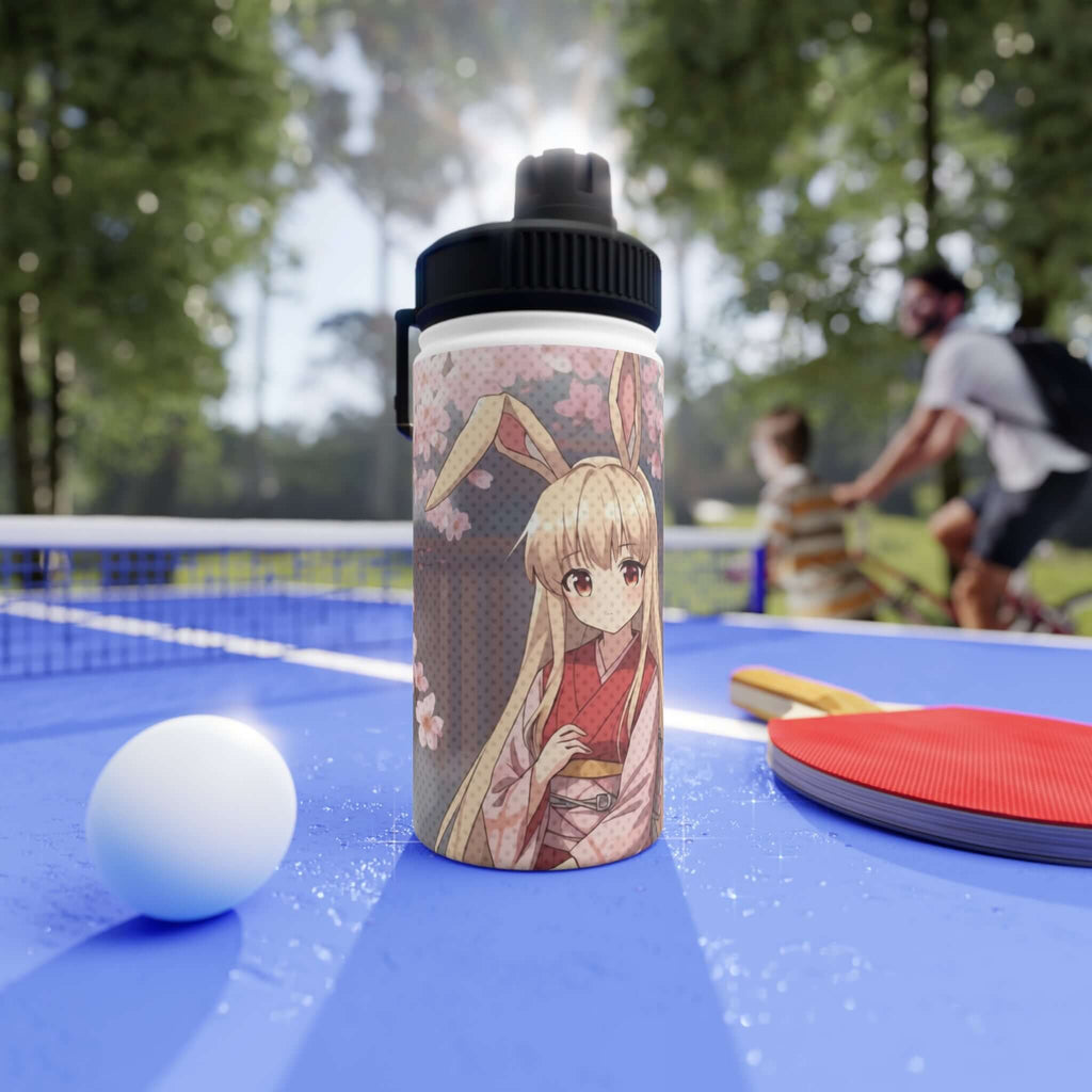 Gourde isotherme Anime HARU avec illustration de lapin sur une table de ping-pong, entourée d'une ambiance extérieure zen.