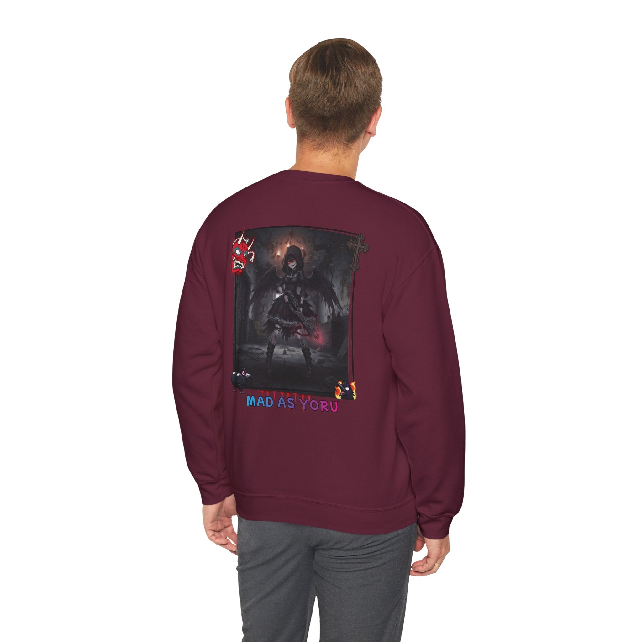 Sweatshirt Anime YORU sur un homme, affichant un design de Yoru, style gothique et anime.