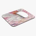 Tapis de souris Anime AIKO avec design de muse cygne sur fond pastel rose.