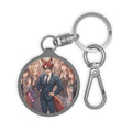 Porte-clés Anime KAITO avec un renard kemonomimi en costume et des personnages en arrière-plan.