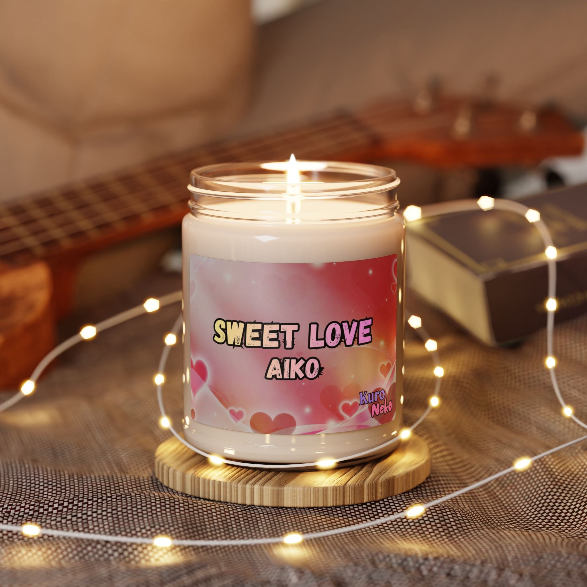 Bougie non parfumée Anime AIKO sur un support en bois, illuminée par des lumières féériques, ambiance romantique.