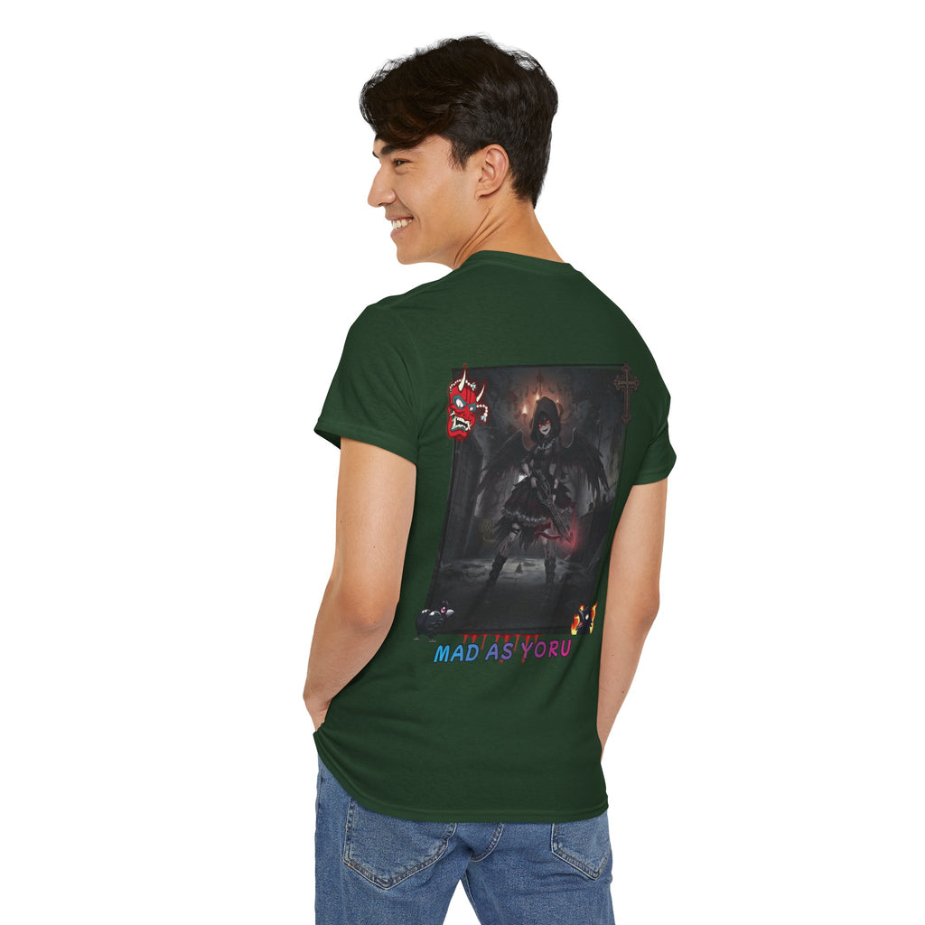 Un homme portant un T-shirt Anime YORU avec une illustration sombre et gothique au dos.