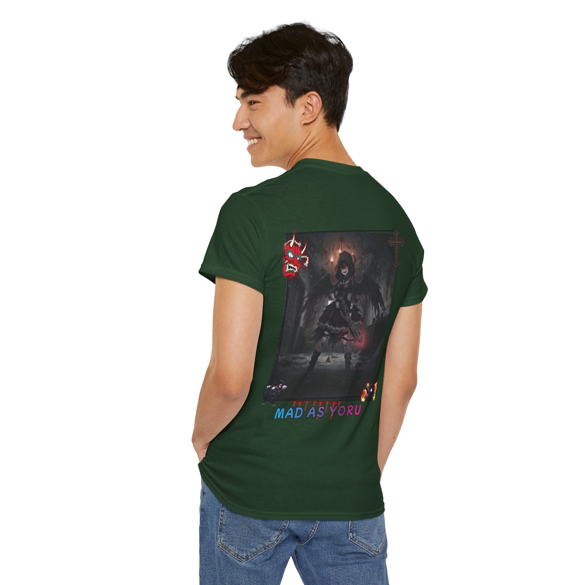 Un homme portant un T-shirt Anime YORU avec une illustration sombre et gothique au dos.
