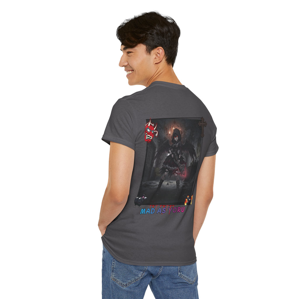 T-shirt Anime YORU porté par un homme, affichant un design gothique et un motif inspiré de Yoru.
