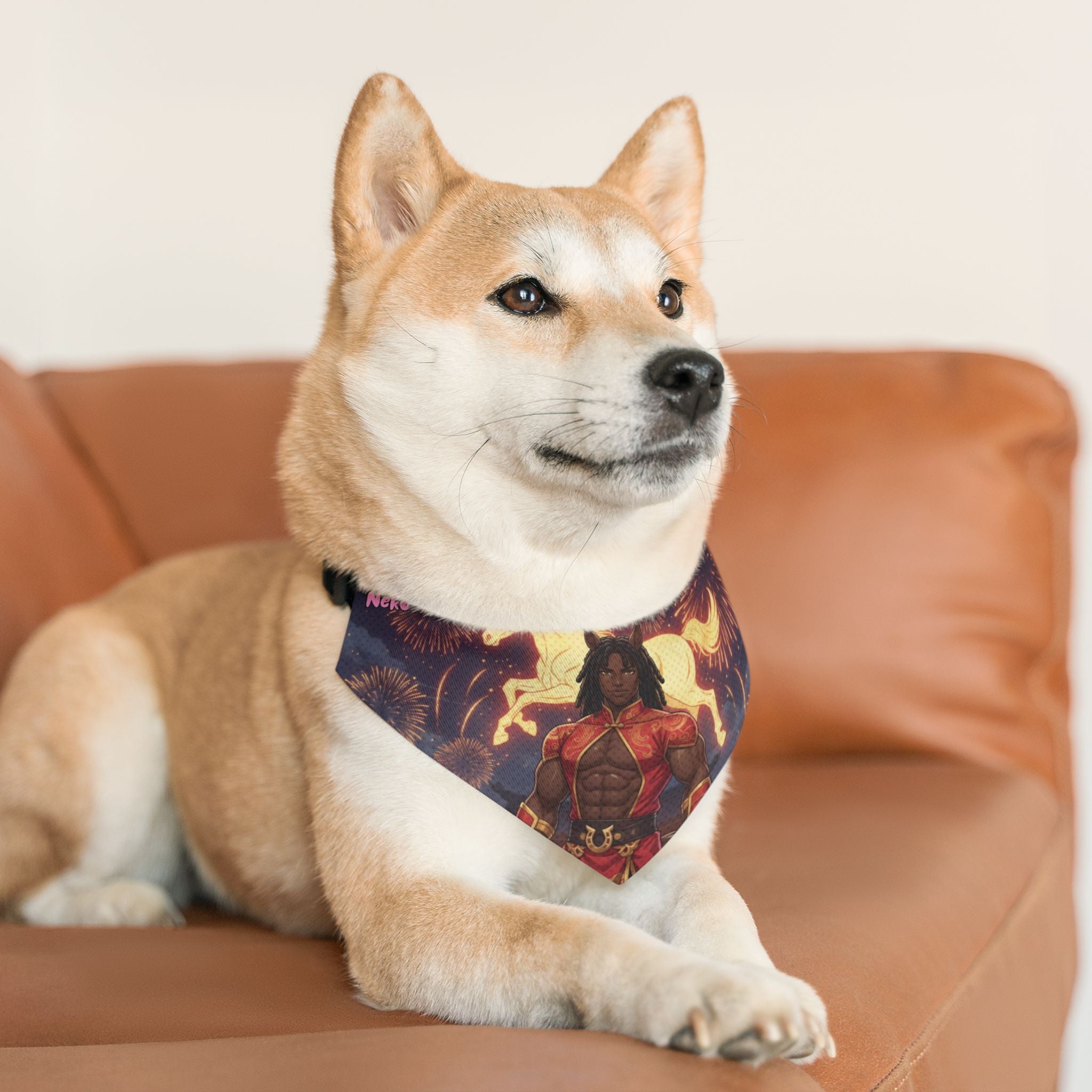 Collier Bandana Chat & Chien Anime RYO Icône Zodiaque 2026 sur un Shiba Inu, mettant en avant le style anime et les oreilles d'animaux, Kuro Neko Shop.