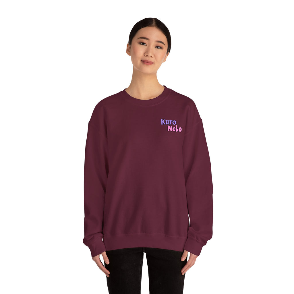 Sweatshirt Anime AKARI en violet avec logo Kuro Neko sur le devant, idéal pour les fans d'animation.