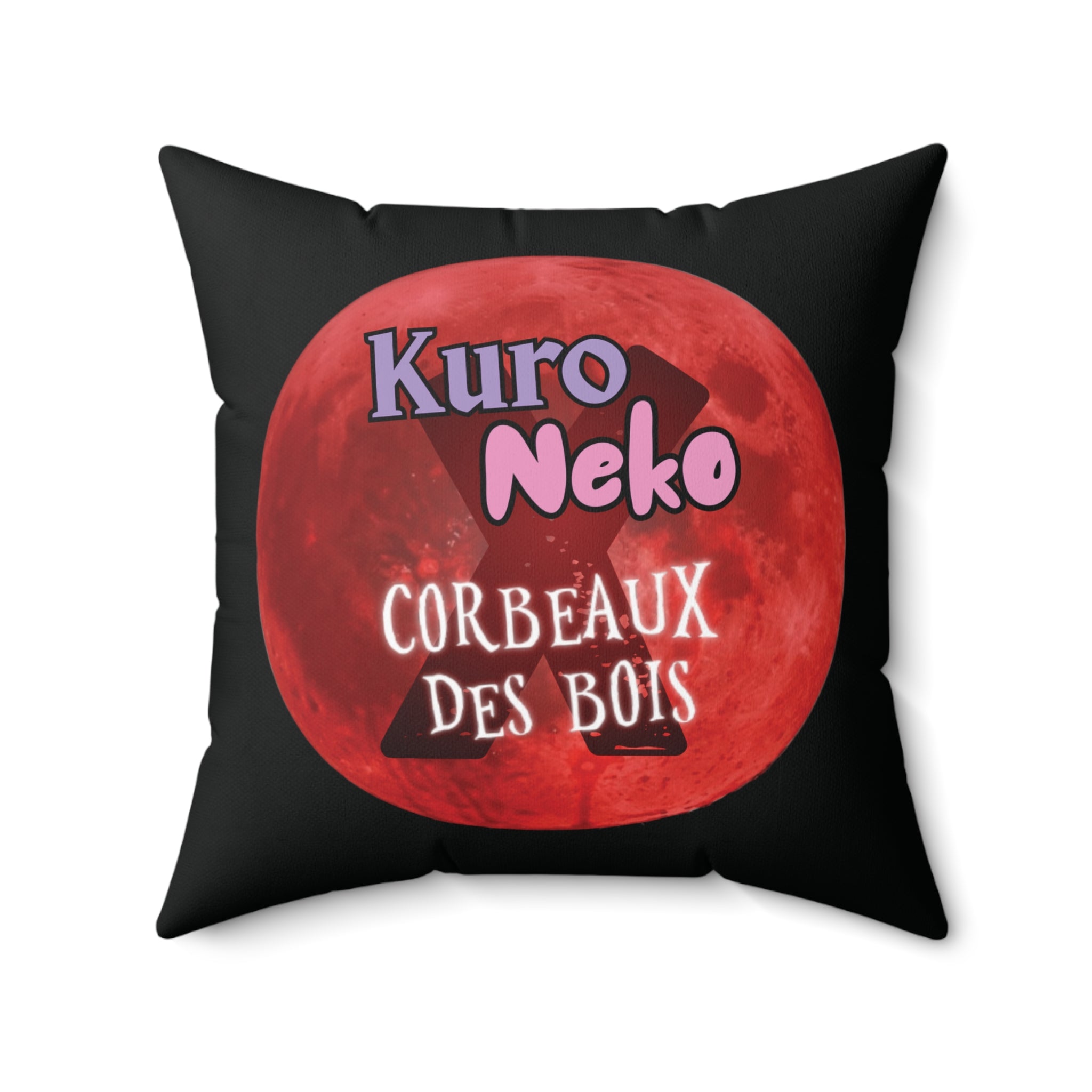 Coussin Anime YORU avec le design Kuro Neko et l'inscription Corbeaux des Bois sur fond rouge lunaire.
