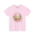T-shirt Anime HARU en rose avec motif chibi de muse lapin et paysages de pique-nique sous les cerisiers.