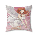 Coussin Carré Anime AIKO avec une muse cygne, design romantique et tendre sur fond rose.