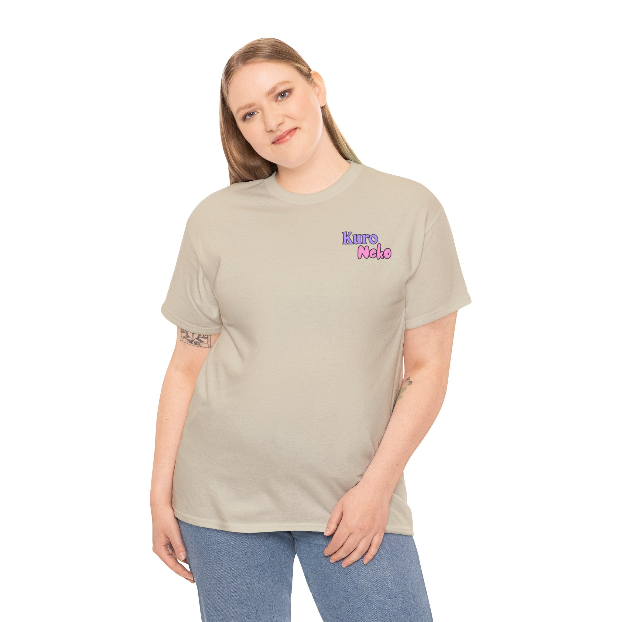 Modèle portant un T-shirt gris avec logo 'Kuro Neko' en violet, style décontracté, boutique Kuro Neko Shop.