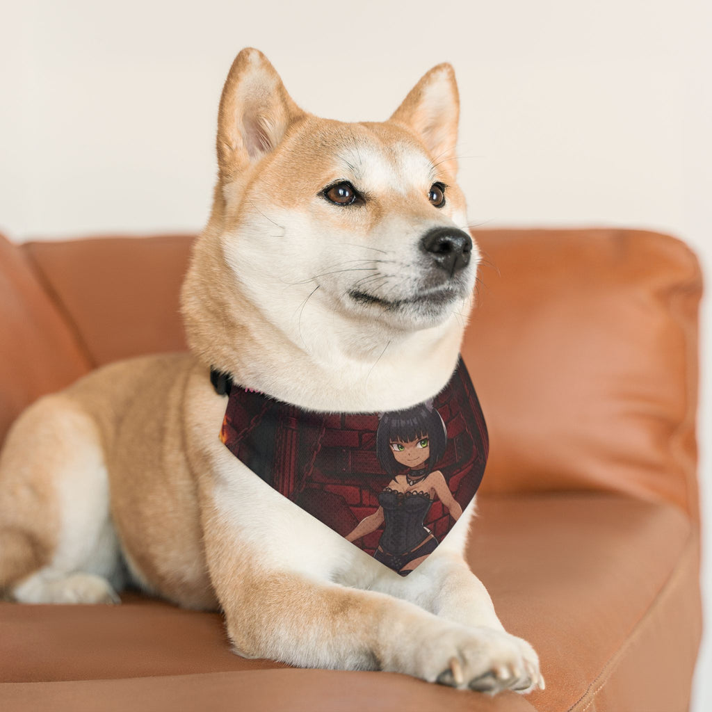 Un chien de race Shiba Inu portant un collier bandana chat & chien Anime YAMI Louve Gothique avec personnage animé. Kuro Neko Shop.