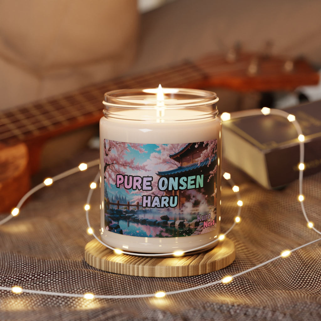 Bougie parfumée Anime HARU sur support en bois, ambiance lumineuse douce, décor inspiré du Japon.