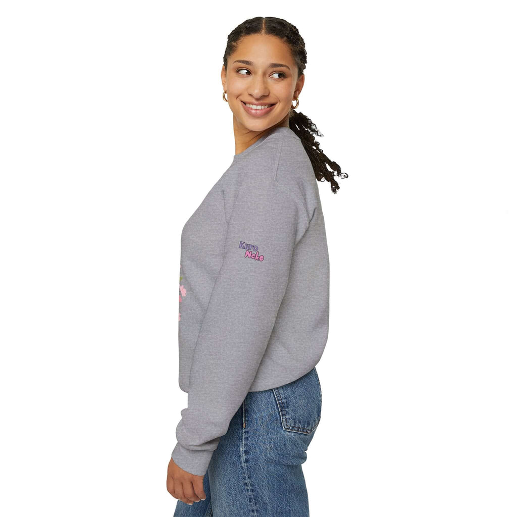 Sweatshirt Anime HARU Muse Chibi Pique-nique Sakura sur femme souriante, style anime, avec détails de Kuro Neko Shop.