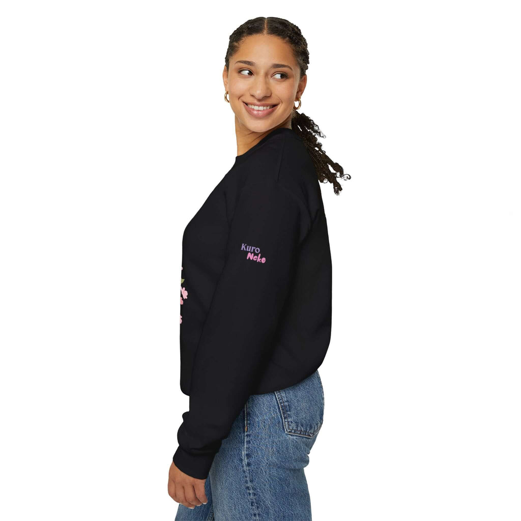 Sweatshirt Anime HARU Muse Chibi Pique-nique Sakura porté par une femme avec un sourire, Kuro Neko Shop, style anime, kemonomimi.