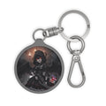 Porte-clés Anime YORU avec motif de muse chasseuse de démons gothique, design sombre et mystérieux.