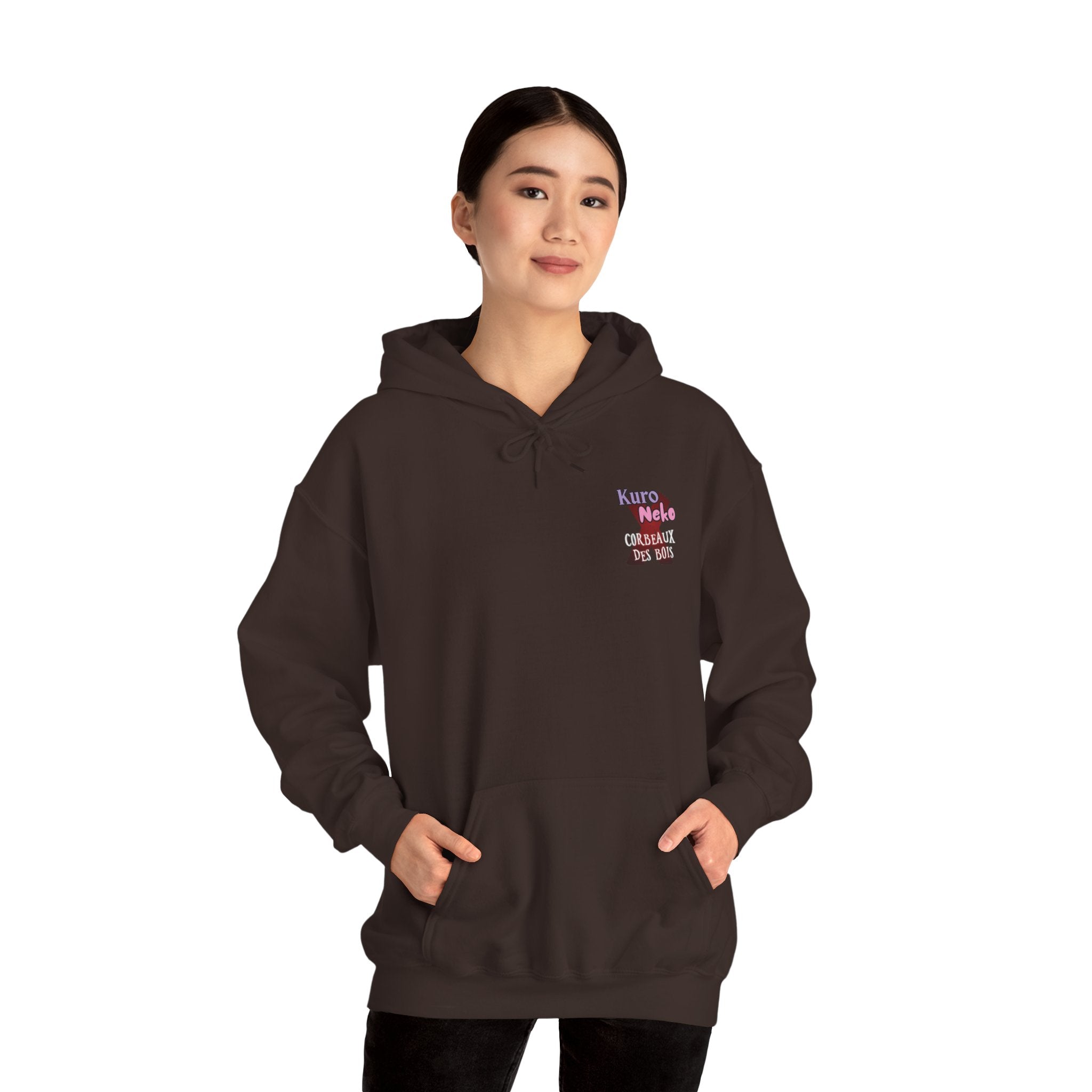 Sweat à Capuche Anime YORU porté par une femme, couleur noire, avec design stylisé sur le devant.