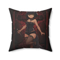 Coussin Carré Anime YAMI avec une illustration d'une femme mystérieuse dans un décor gothique.