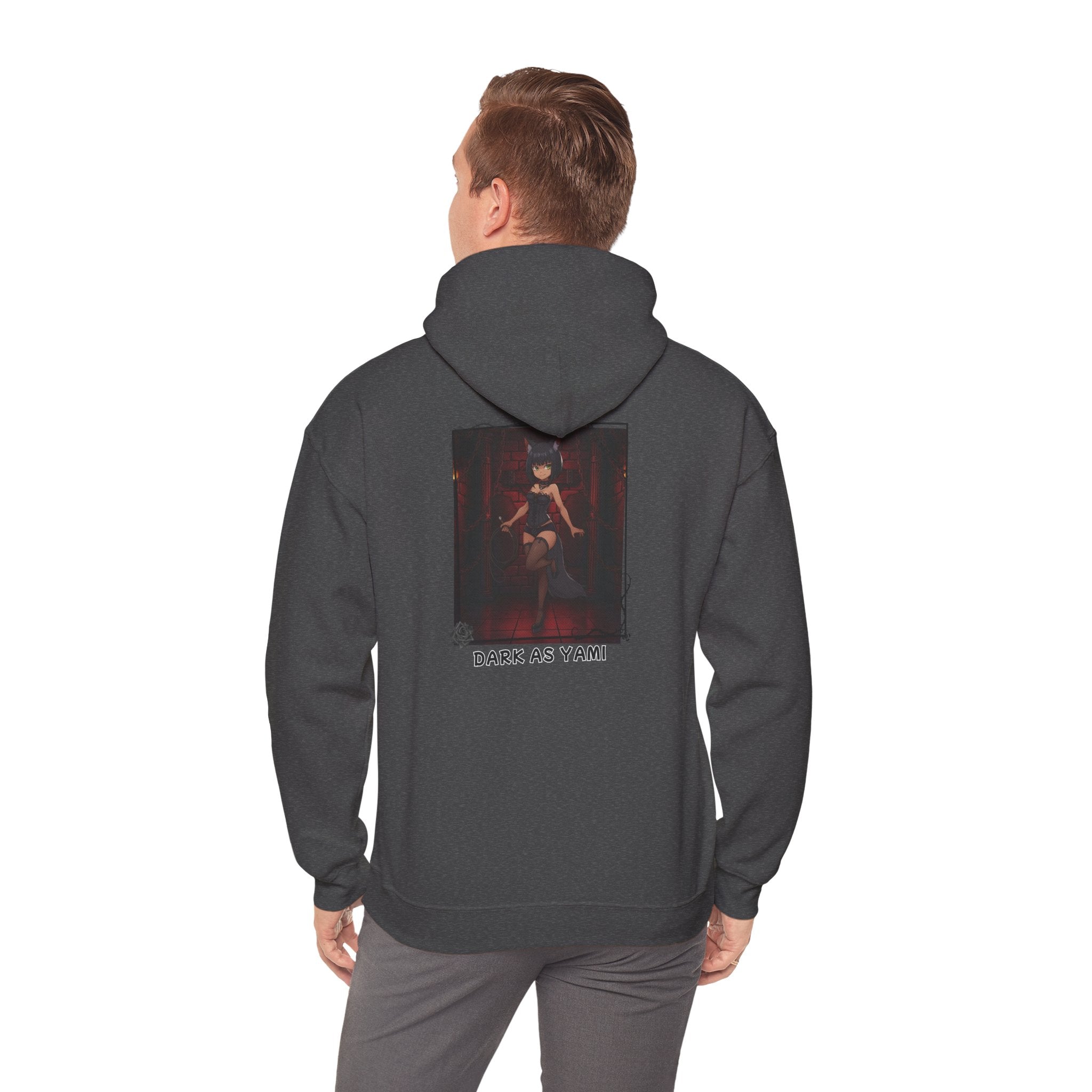 Sweat à capuche Anime YAMI avec design "Dark as Yami" sur le dos, ambiance gothique et mystérieuse.