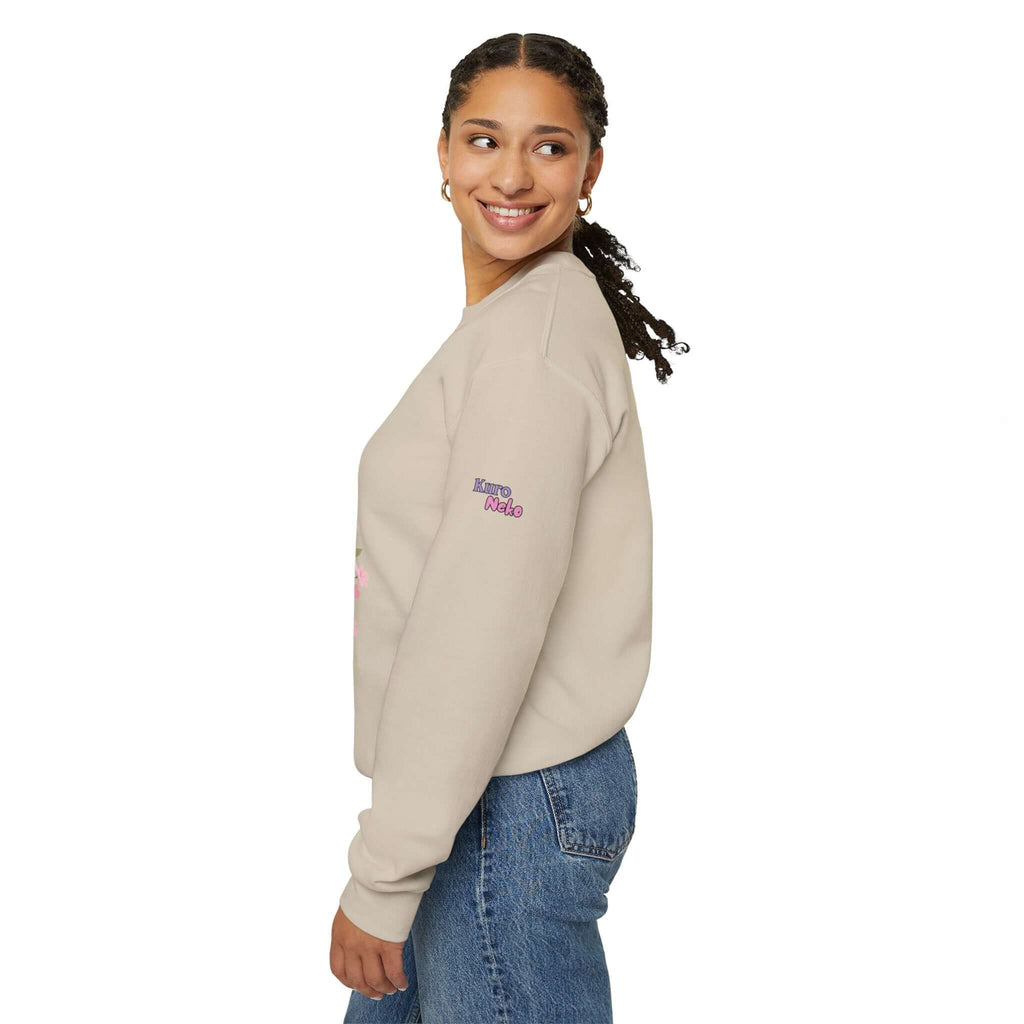 Sweatshirt Anime HARU Muse Chibi Pique-nique Sakura porté par une femme, style anime, oreilles d'animaux, Kuro Neko Shop.