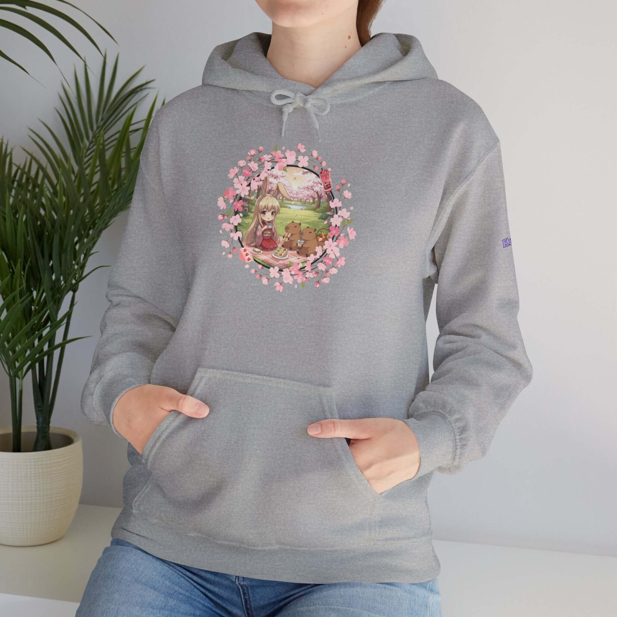 Sweat à capuche Anime HARU Muse Chibi Pique-nique Sakura avec design de personnages et fleurs de sakura, Kuro Neko Shop.