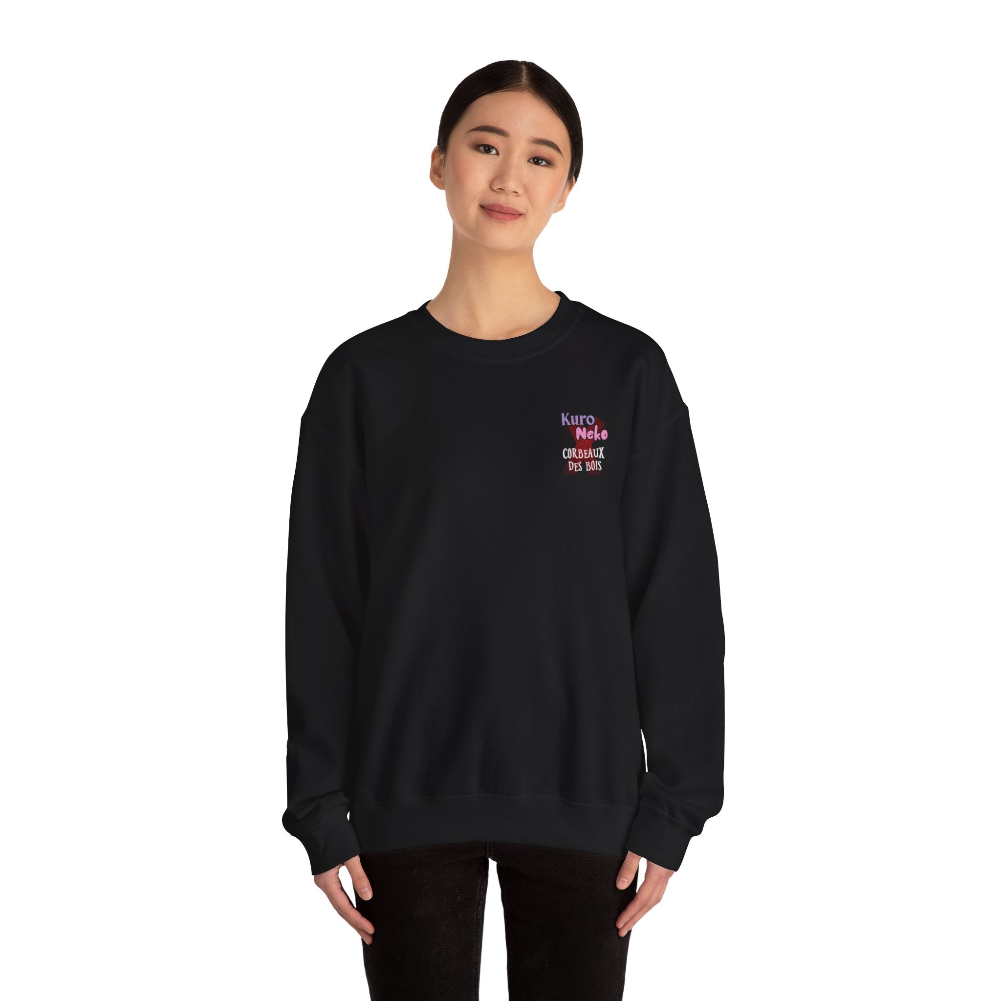 Femme portant un Sweatshirt Anime YORU, élégant et décontracté, avec motif unique et style gothique.