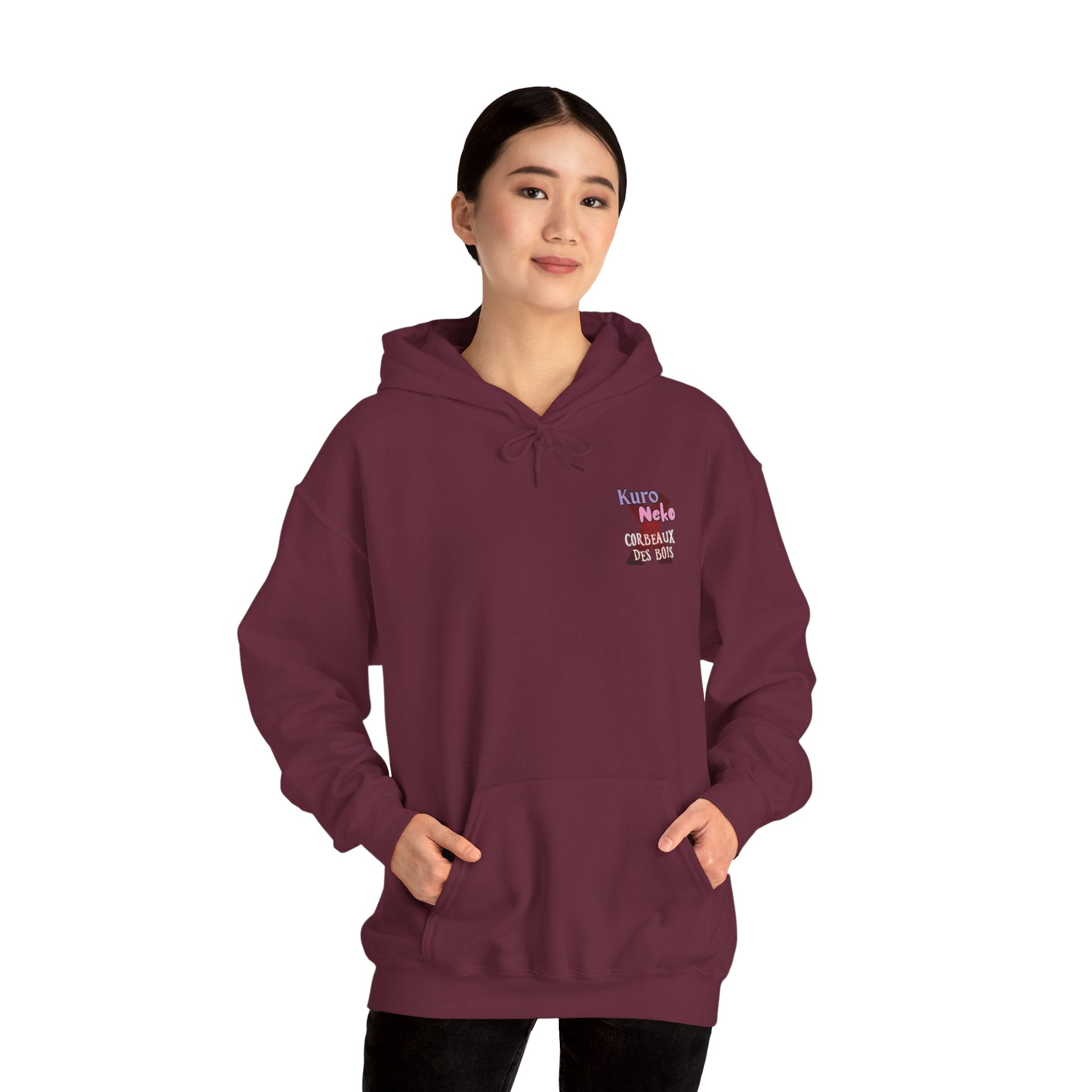 Sweat à Capuche Anime YORU, femme portant un hoodie bordeaux avec style et confort.