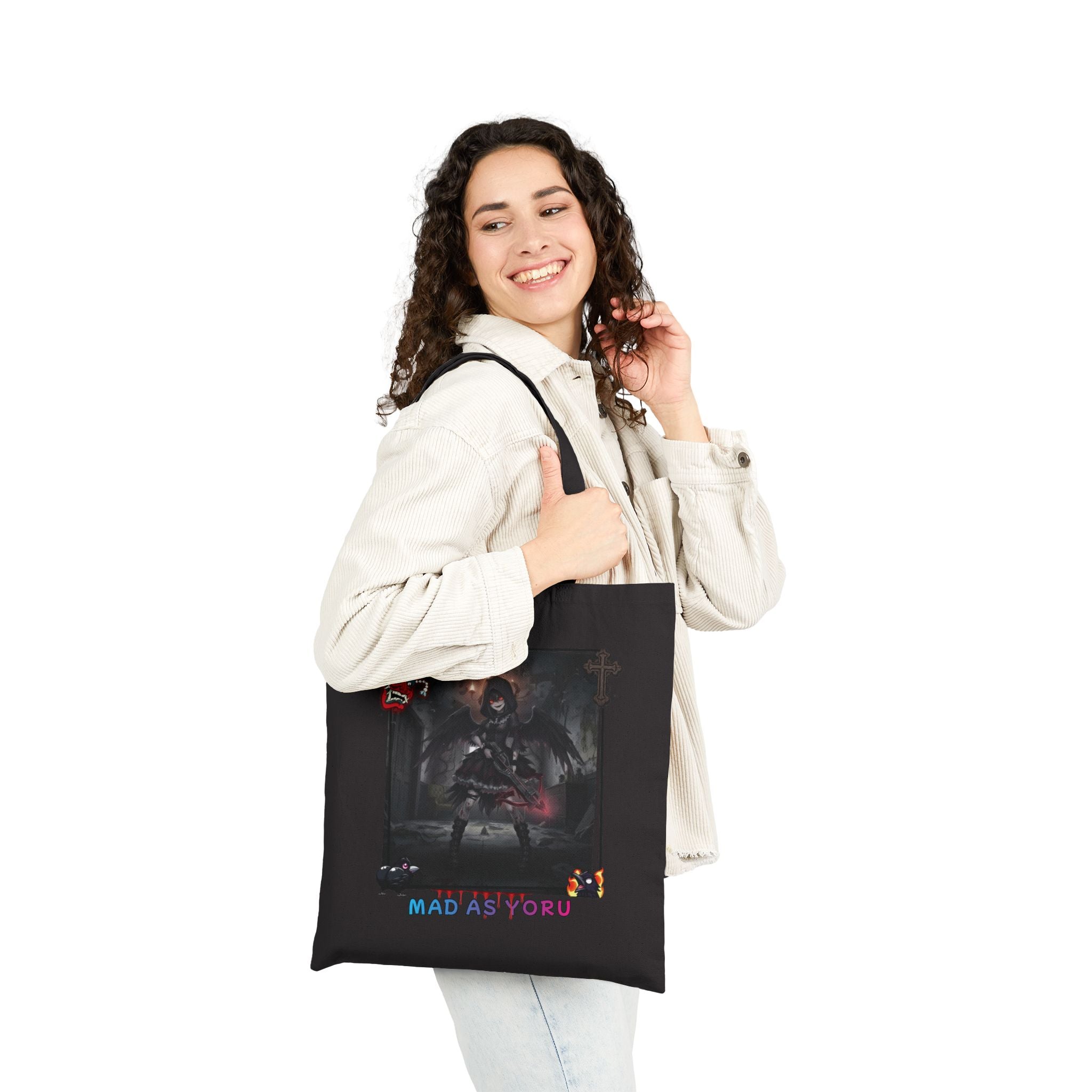 Femme souriante portant un Tote bag Anime YORU avec un design gothique et un motif de chasseuse de démons.