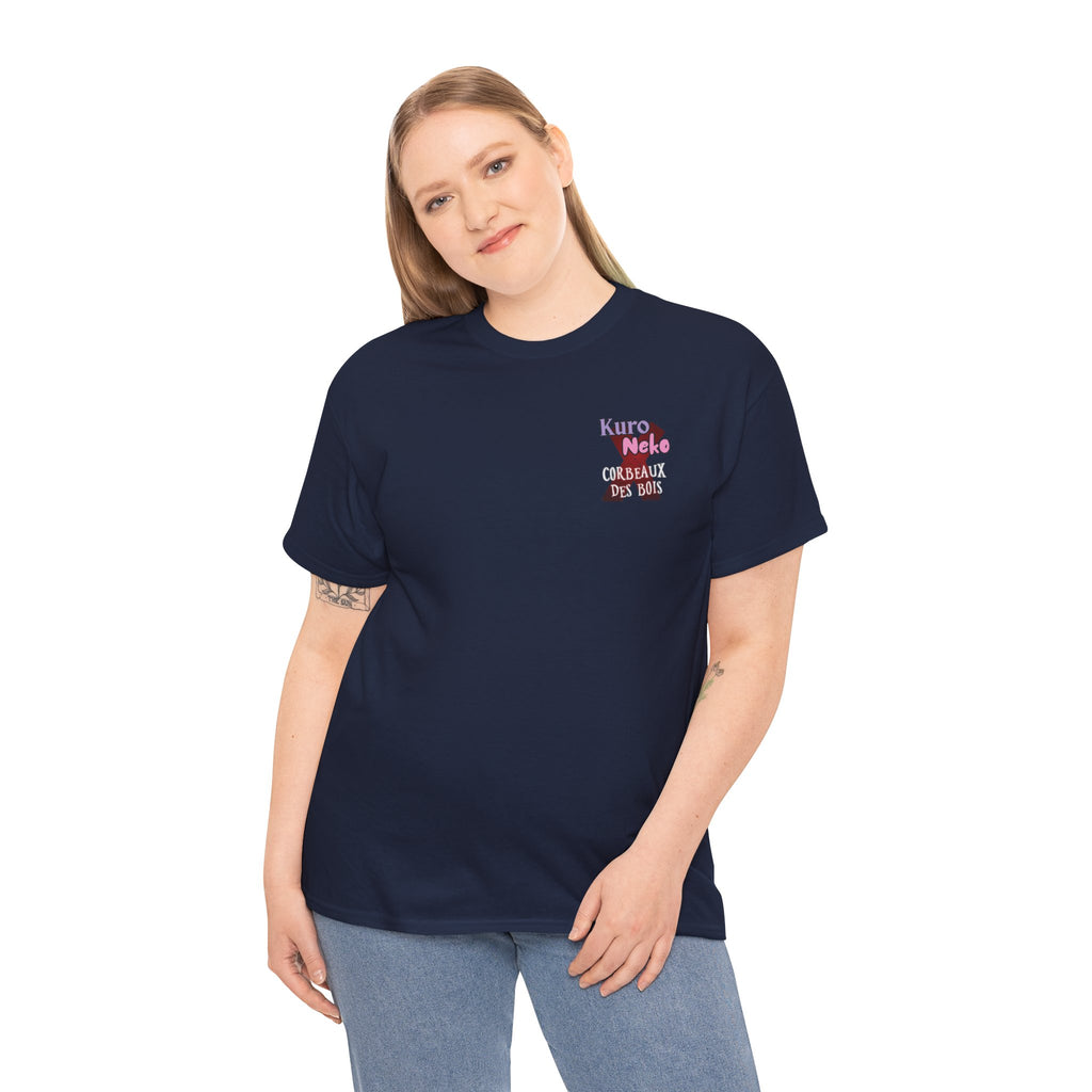 T-shirt Anime YORU sur une femme souriante, mettant en avant le design unique de YORU Muse Chasseuse de Démons.