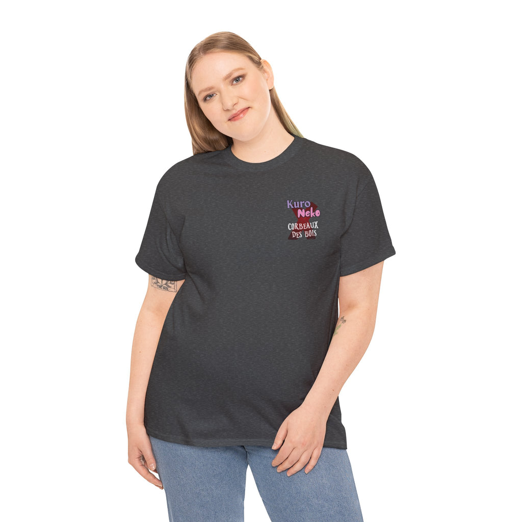 T-shirt Anime YORU présenté par un modèle souriant portant un design graphique sur un fond noir.