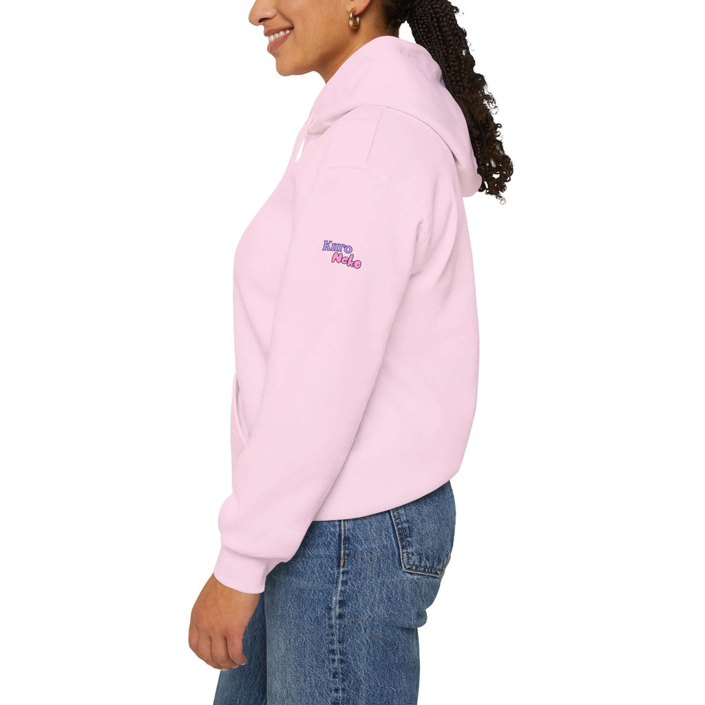 Sweat à capuche Anime HARU Muse Chibi Pique-nique Sakura, modèle en rose avec logo sur la manche, Kuro Neko Shop.