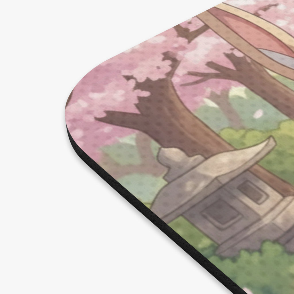 Détail du Tapis gaming Anime HARU avec illustration de cerisiers en fleurs et lanternes japonaises.