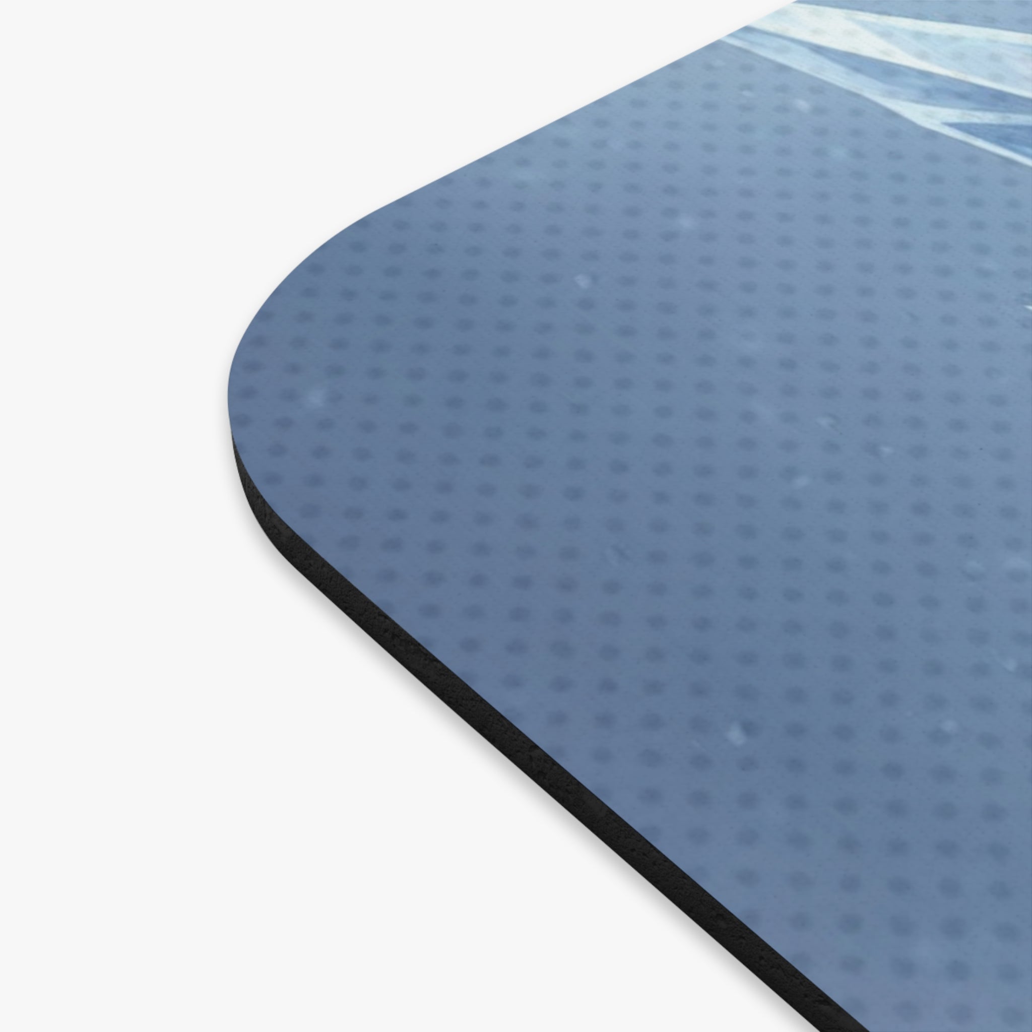 Zoom sur le Tapis de souris Anime YUKI montrant son design élégant et sa finition de qualité.