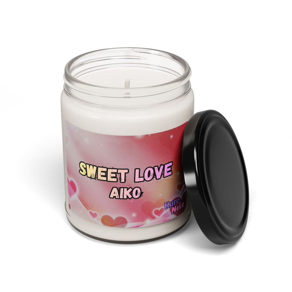 Bougie non parfumée Anime AIKO dans un pot avec le texte 'Sweet Love' sur un fond de cœurs roses.