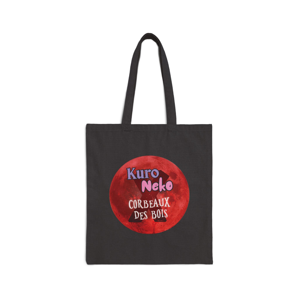 Tote bag Anime YORU avec design Kuro Neko et corbeaux des bois sur fond rouge.