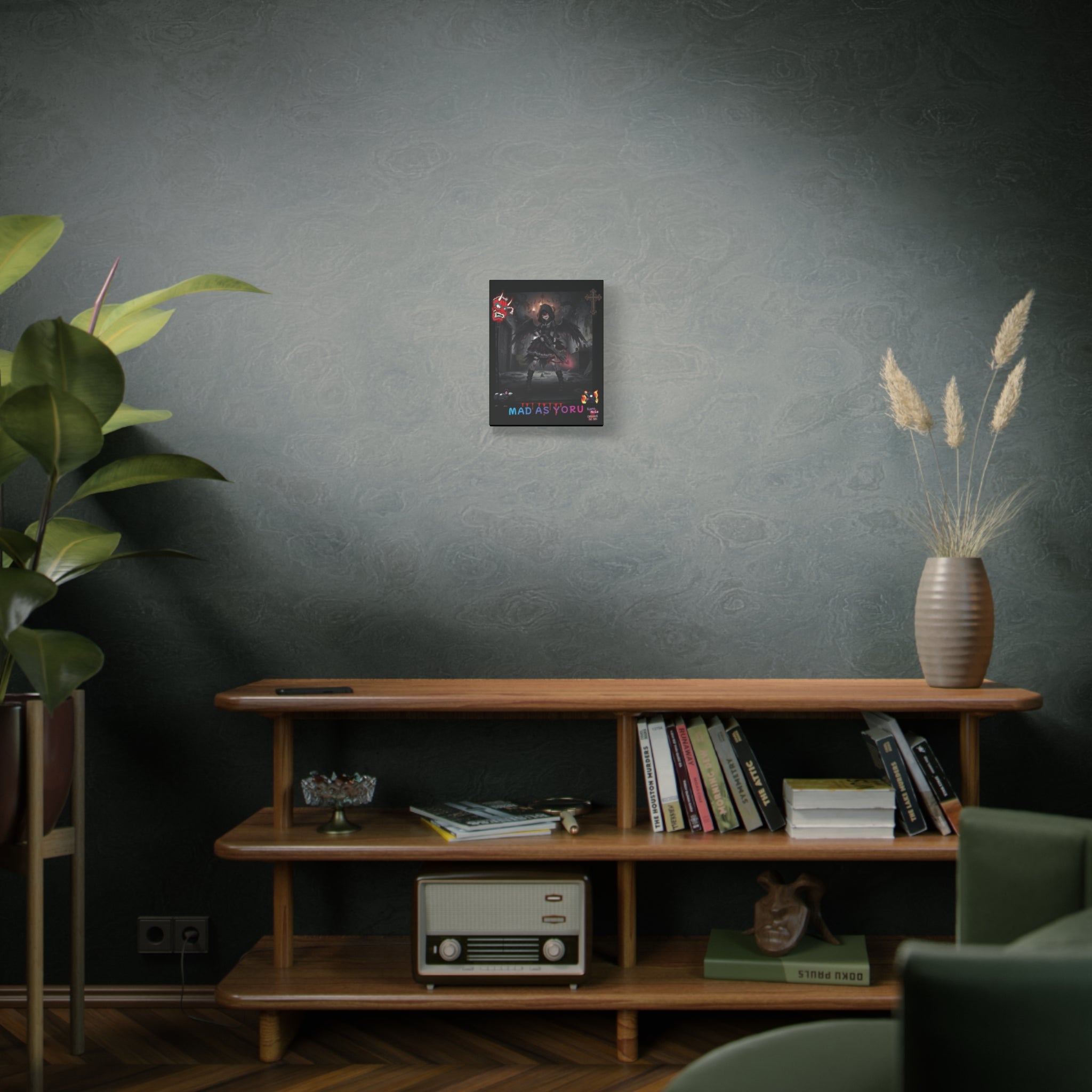 Toile Mate Anime YORU dans un environnement moderne, ajoutant une touche gothique à la décoration intérieure.