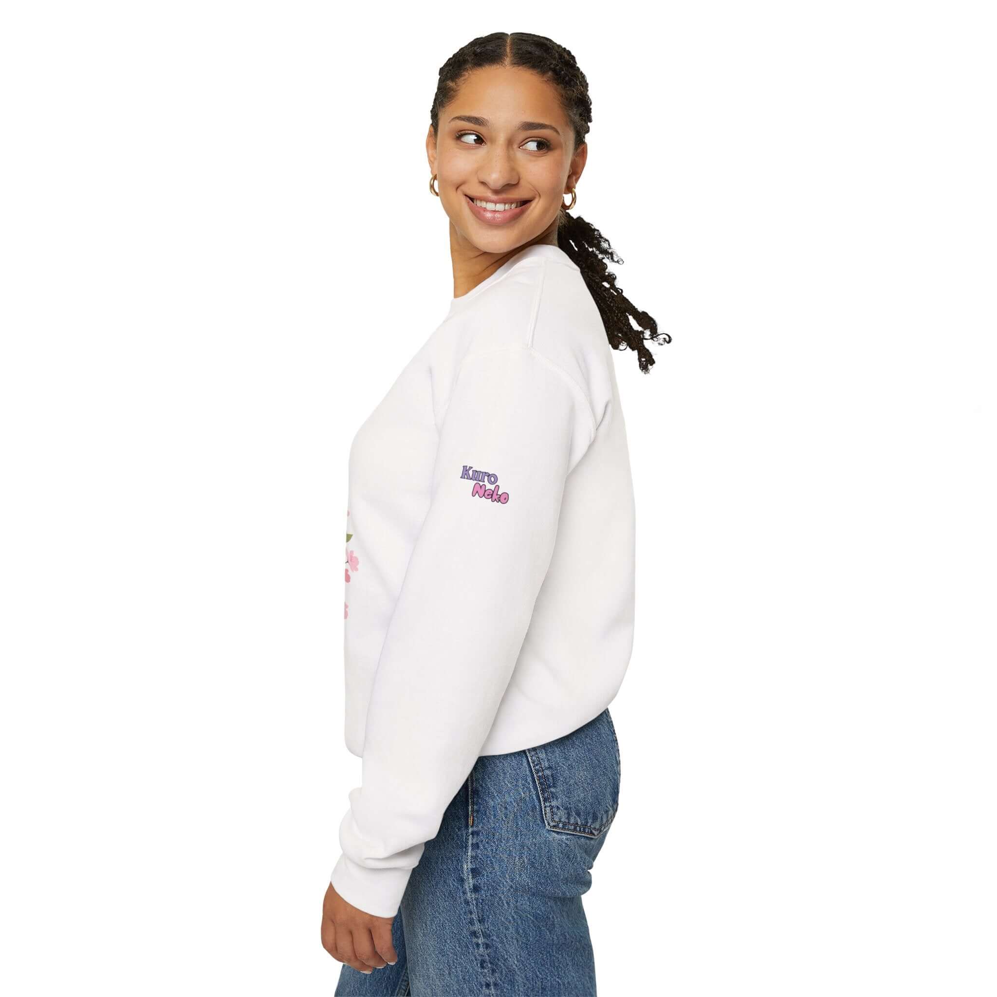 Sweatshirt Anime HARU Muse Chibi Pique-nique Sakura avec design kawaii, broderie Kuro Neko Shop sur la manche, style décontracté.