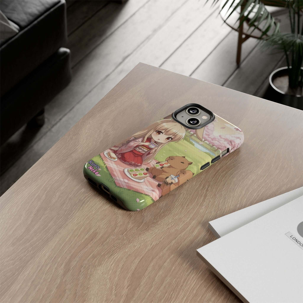 Coque de Téléphone Anime HARU Muse Chibi Pique-nique avec un personnage kemonomimi, oreilles d'animaux, et un ours en peluche. Kuro Neko Shop.